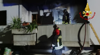 Porto San Giorgio - Fiamme in casa di notte mentre dormono, salvati dai vigili del fuoco